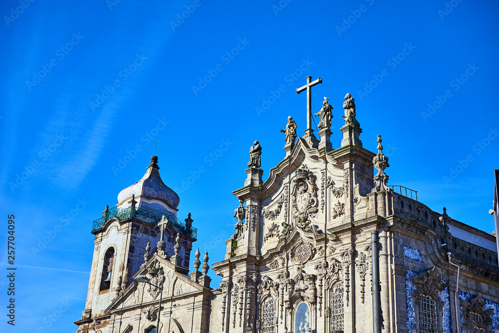 Fototapeta premium Two portuguese churches in Porto that look like just one big (To the left is Carmelitas and to the right is Carmo Church). Ancient european architecture