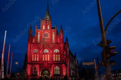 Rathaus Lichtenberg in Berlin an einem Abend im März