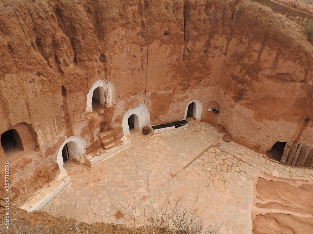 Φωτογραφία Troglodyte homes and underground caves of the Berbers in Sidi Driss, Matmata, Tunisia, Africa, on a clear day