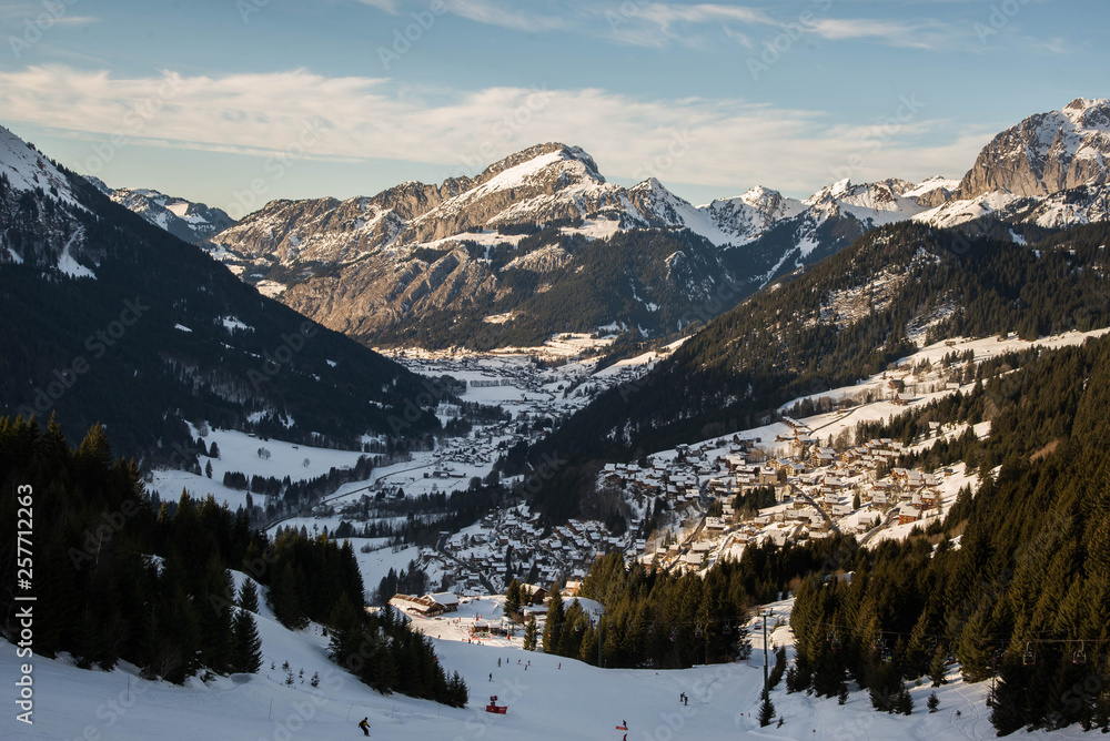 Village montagnard en hiver, Alpes françaises.
