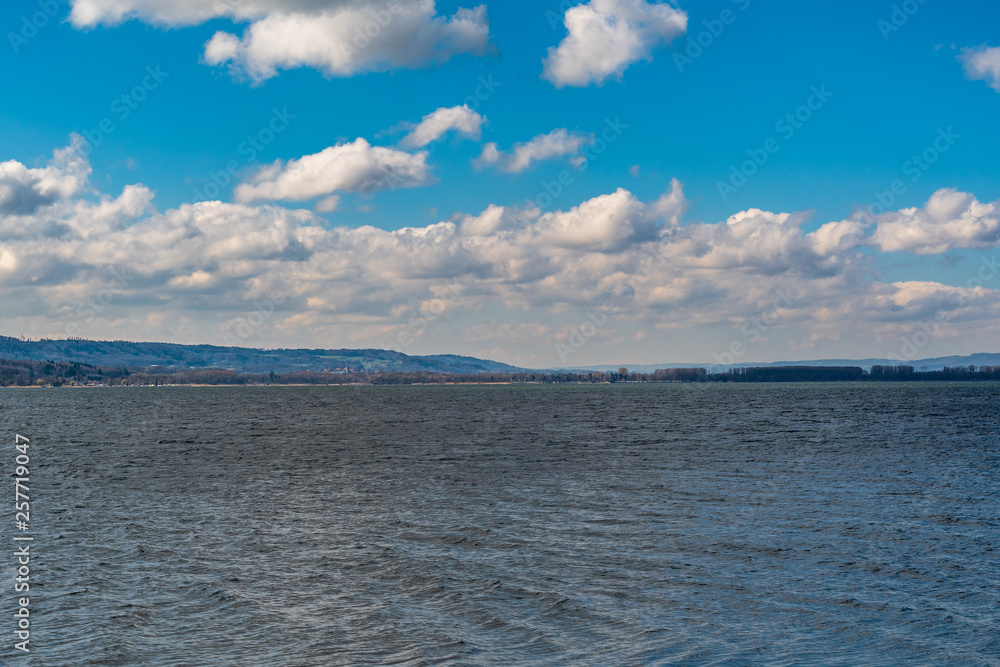 Landschaft am Wasser mit Wolken