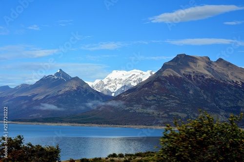 EL CALAFATE  Monta  as  nieve  hielo  aves  paisajes  amanecer y anochecer Lago Argentino 