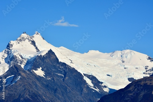 Fototapeta Naklejka Na Ścianę i Meble -  EL CALAFATE (Montañas, nieve, hielo, aves, paisajes, amanecer y anochecer Lago Argentino)
