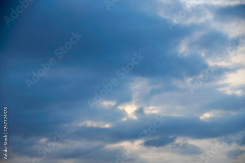 Fototapeta Naklejka Na Ścianę i Meble -  Wolken, Himmel, Hintergrund, Textur, Sturm, Sonne, gelb, blau