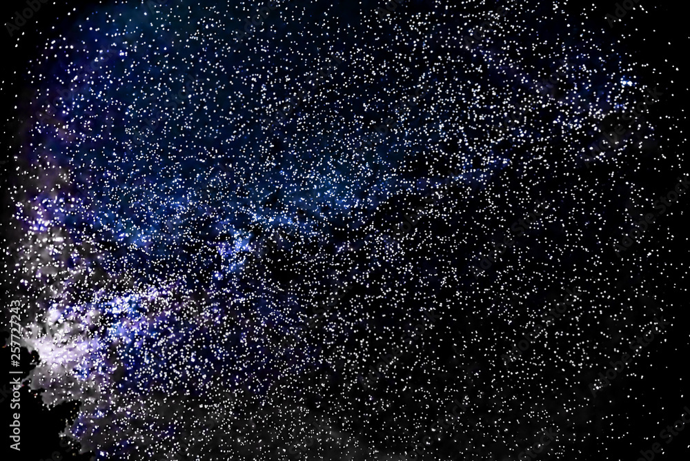 Obraz premium milchstraße, sterne, nacht, himmel, astronomie, blau, weiß, schwarz, dunkel, lichter, scheinen, all, cosmos, galaxie, himmel, wissenschaft, leuchten, astrologie, baum, laub, silhouette, sommer, klar, 