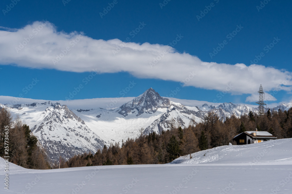 Der Berg Bietschhorn in mitten von Wolken in der Schweiz