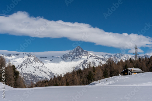 Der Berg Bietschhorn in mitten von Wolken in der Schweiz © Rotscher