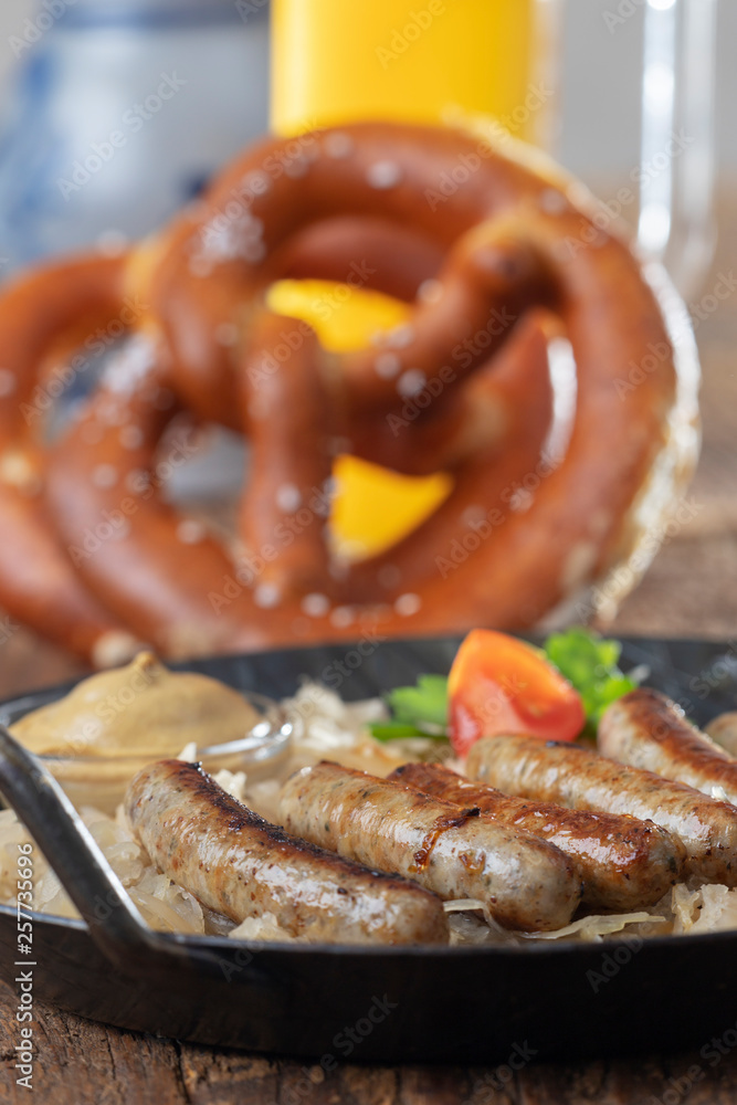 Gegrillte Nürnberger Bratwürste mit Sauerkraut Gegrillte Nürnberger Bratwürste mit Sauerkraut