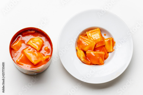 Obraz na plátně offenen Dose Ravioli auf weißem Hintergrund