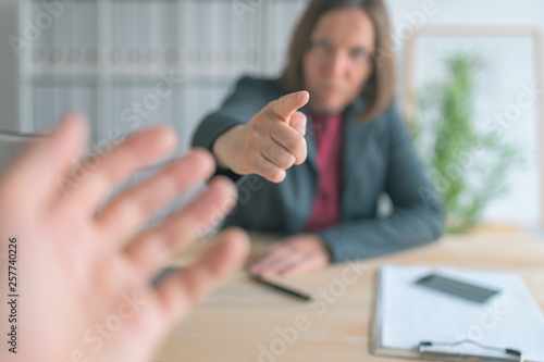 Φωτογραφία Boss threatening employee with finger in business office