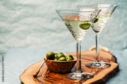 фотографія Martini cocktail with green olive