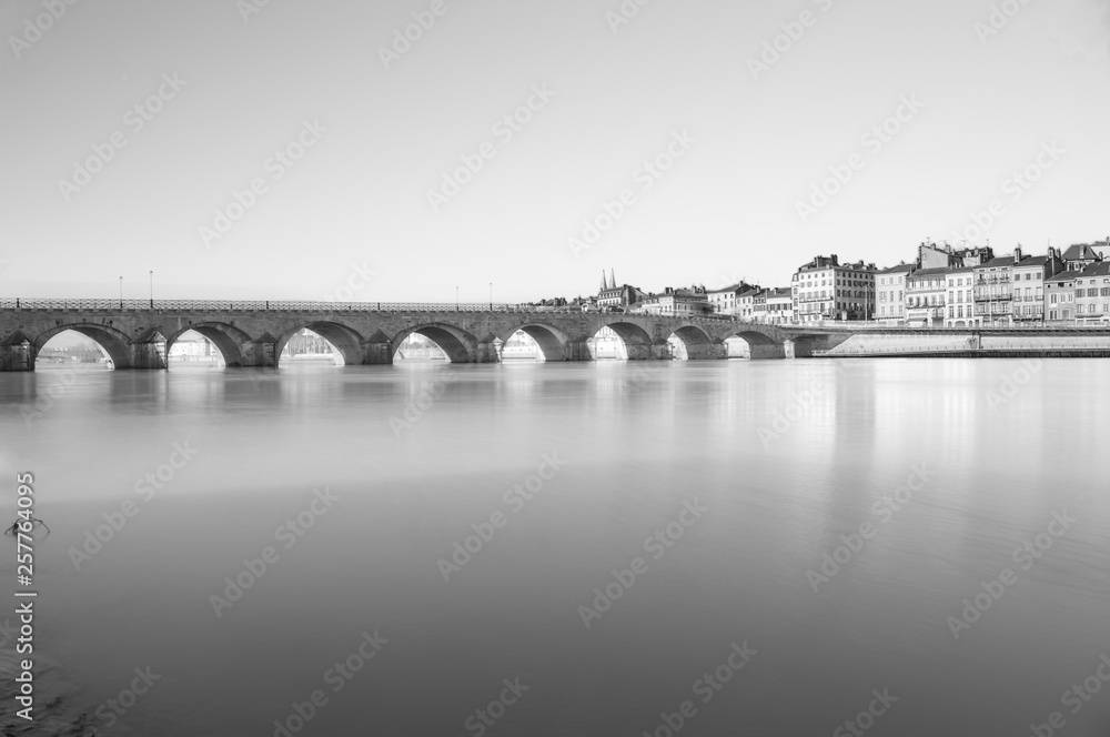 fleuve noir et blanc Photos Adobe Stock