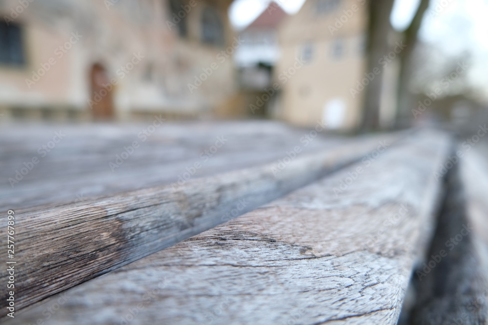 Fototapeta premium Sitzbank Holzbank historisch Altstadt close up