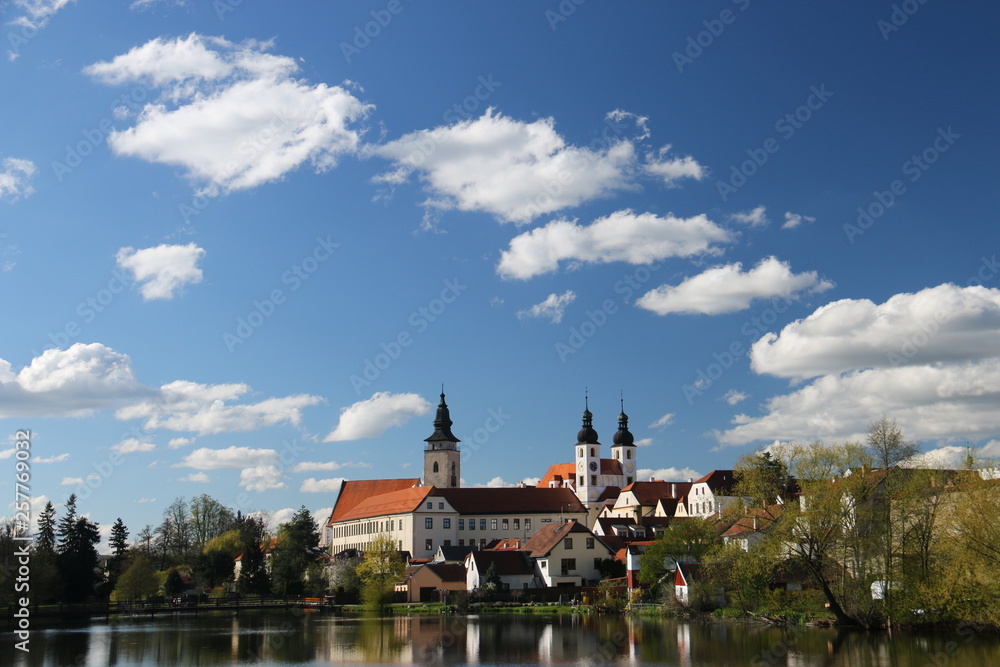 チェコ　テルチ　青空と雲と教会のある景色