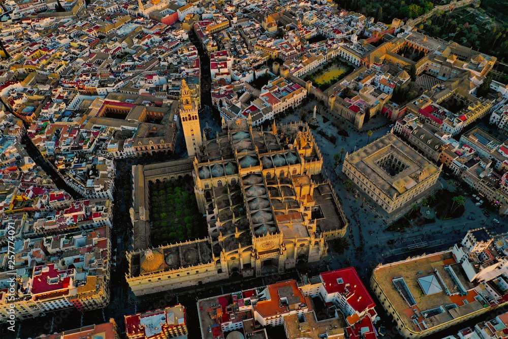 Obraz premium Sevilla Luftbilder - Alcázar, Plaza de España, Kathedrale von Sevilla, Giralda, Torre del Oro, Plaza de toros de la Real Maestranza de Caballería de Sevilla und mehr Sehenswürdigkeiten mit der Drohne 
