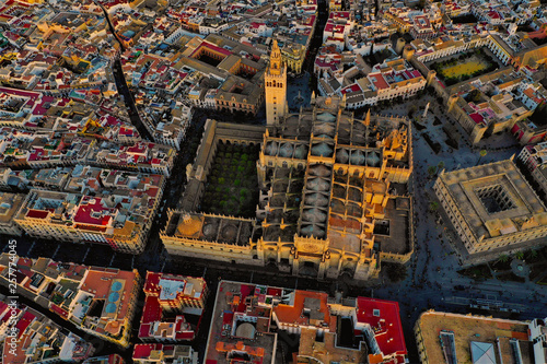 Sevilla Luftbilder - Alc  zar  Plaza de Espa  a  Kathedrale von Sevilla  Giralda  Torre del Oro  Plaza de toros de la Real Maestranza de Caballer  a de Sevilla und mehr Sehensw  rdigkeiten mit der Drohne 