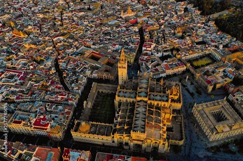 Sevilla Luftbilder - Alcázar, Plaza de España, Kathedrale von Sevilla, Giralda, Torre del Oro, Plaza de toros de la Real Maestranza de Caballería de Sevilla und mehr Sehenswürdigkeiten mit der Drohne  © Roman