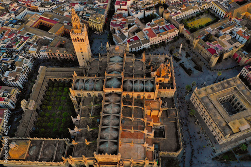 Sevilla Luftbilder - Alcázar, Plaza de España, Kathedrale von Sevilla, Giralda, Torre del Oro, Plaza de toros de la Real Maestranza de Caballería de Sevilla und mehr Sehenswürdigkeiten mit der Drohne 