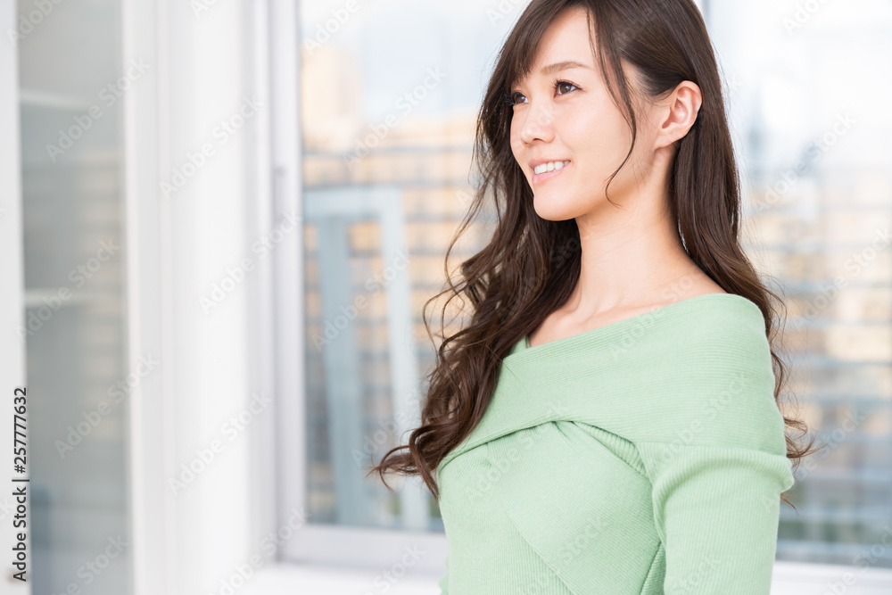 リラックスする女性 リラックスする女性