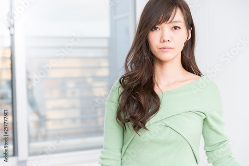 リラックスする女性 Free Download リラックスする女性 - GFXLoad