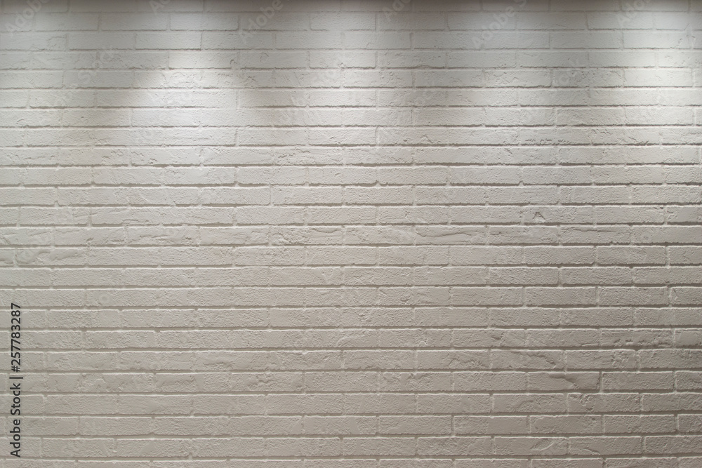 Fototapeta premium Parede branca tijolo a vista iluminada com spot de luz
