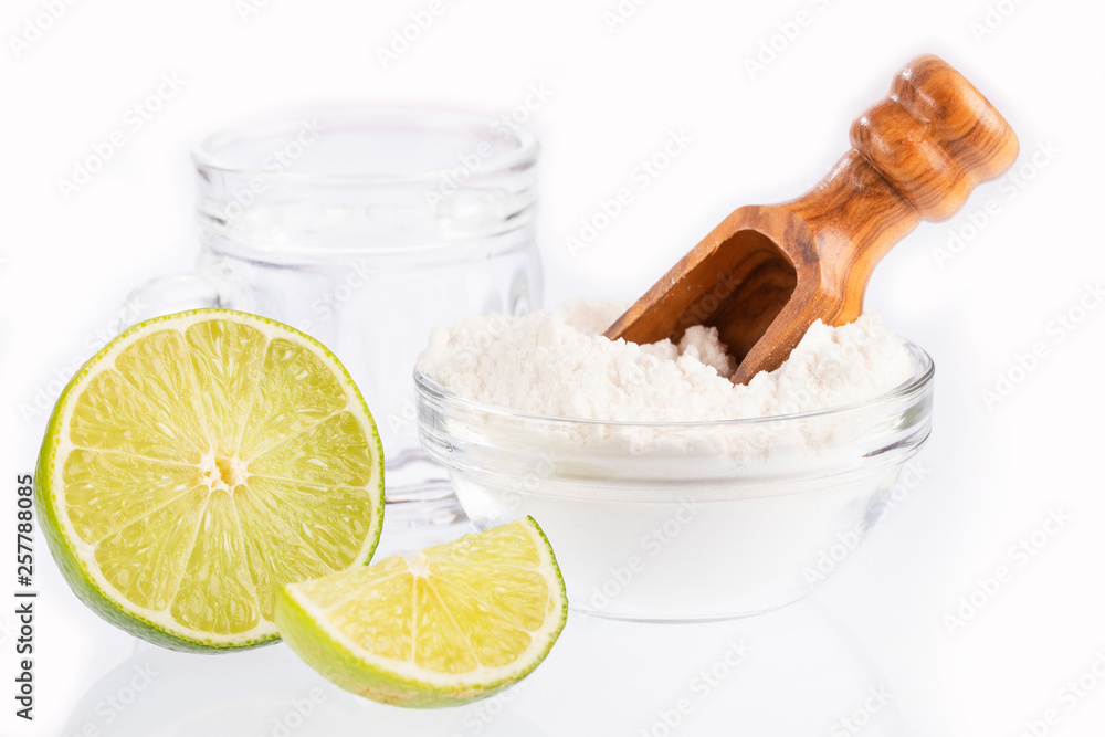 Glass of water, lemon, soda bicarbonate - Citrus × latifolia Glass of water, lemon, soda bicarbonate - Citrus × latifolia