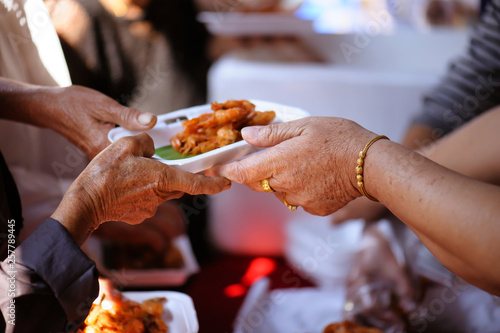 Share food with homeless homeless people: the concept of donation