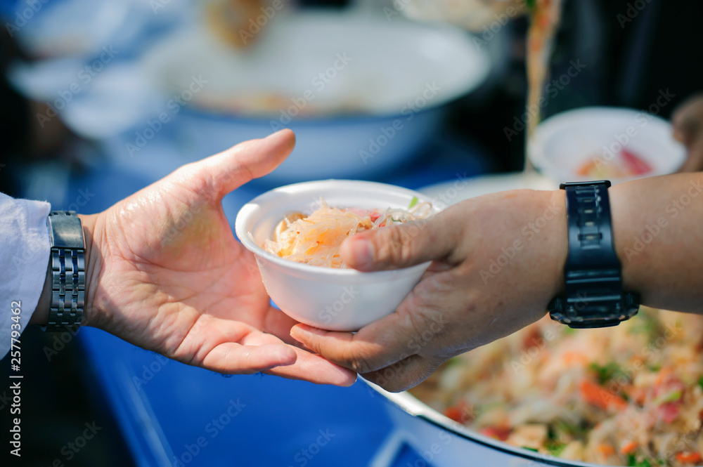 Obraz premium Charity concept : Feeding the poor to help each other in society.
