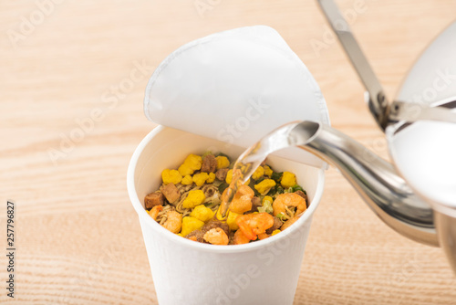 Obraz na płótnie カップ麺にお湯を注ぐ