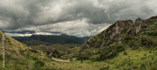 Paisaje panorámico HDR de montañas verdes y rocosas con cielo nublado
