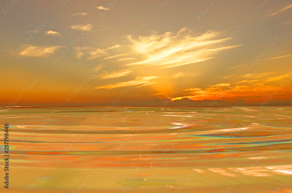 Obraz premium Golden sky and golden water