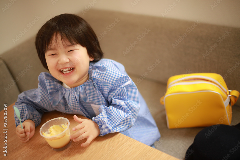 おやつを食べる男の子 おやつを食べる男の子