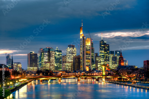 Die Skyline der Frankfurter Innenstadt mit Hochhauskulisse am Abend vom Flu   Main aus gesehen