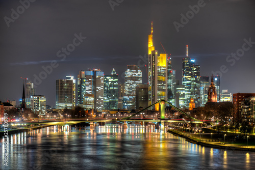 Die Skyline der Frankfurter Innenstadt mit Hochhauskulisse am Abend vom Flu   Main aus gesehen