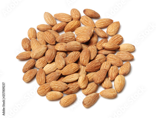 Foto apricot kernel isolated on white background