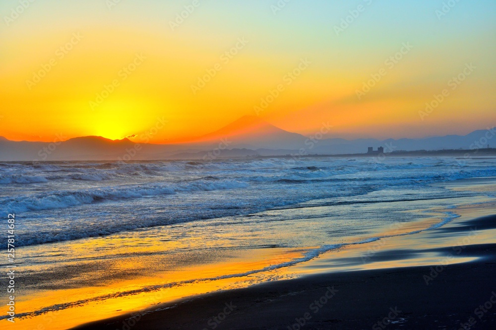 夕焼けに輝く鵠沼海岸