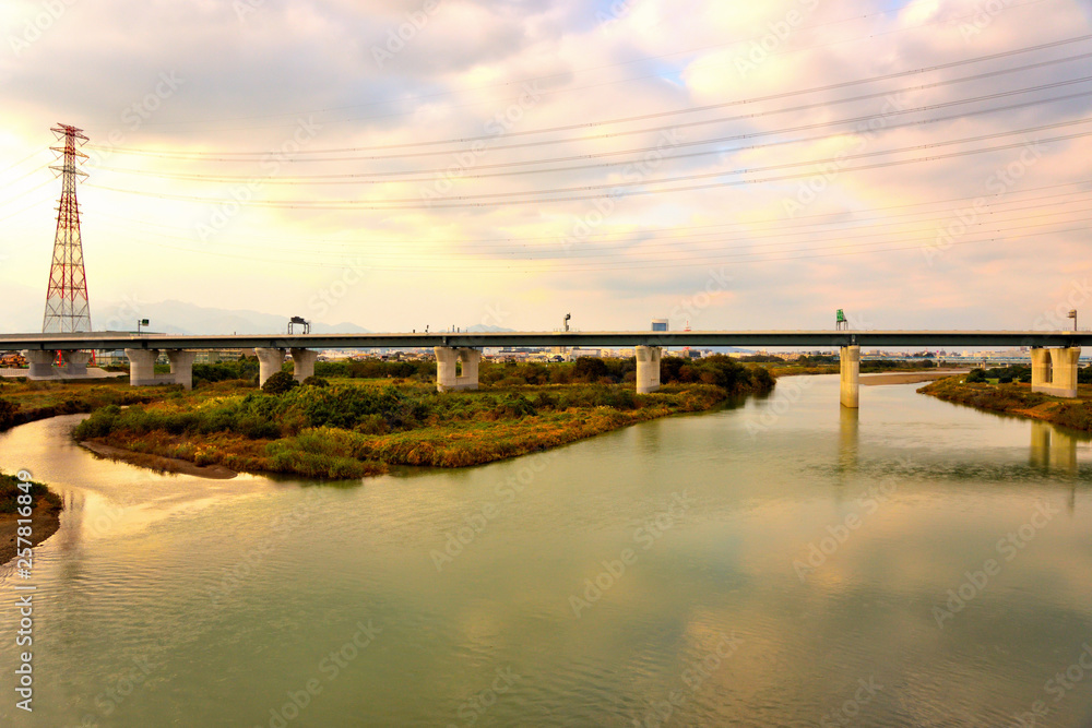 秋色に染まる相模川の景色と橋