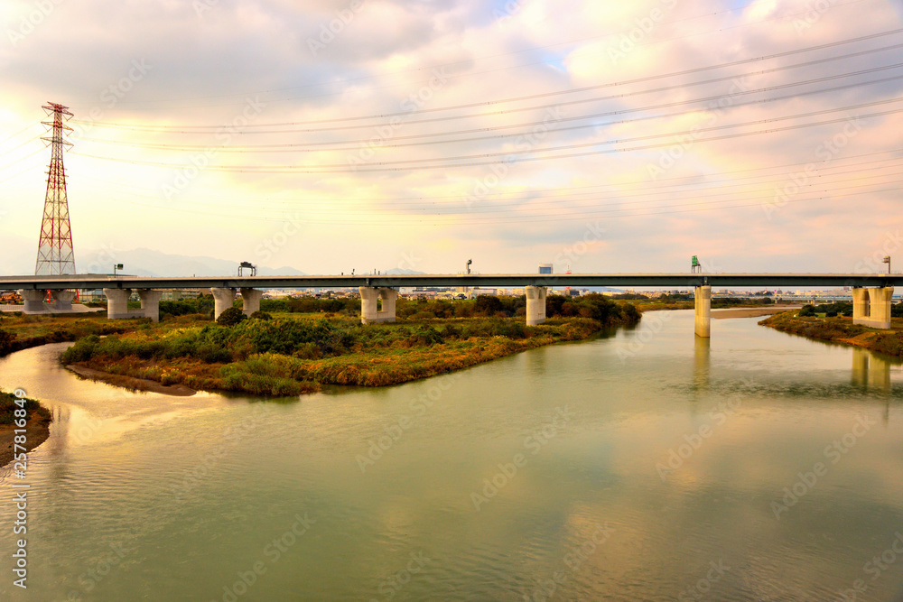 Fototapeta premium 秋色に染まる相模川の景色と橋