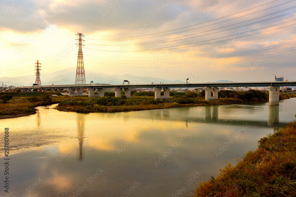 秋色に染まる相模川の景色と橋