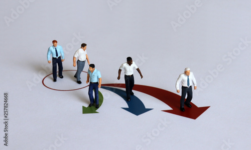 Tableau sur toile Miniature men positioned in different directions