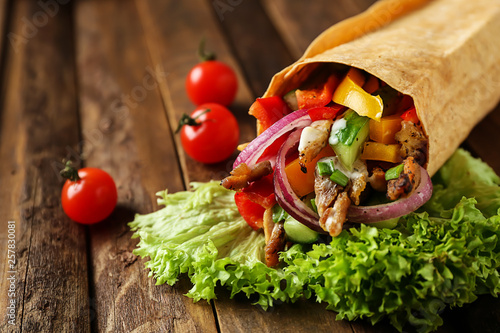 Canvas Print Tasty doner kebab on wooden table