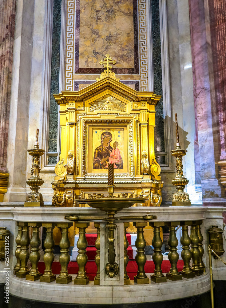 Fototapeta premium SAINT PETERSBURG, RUSSIA - JULY 26, 2018: Interior of Saint Isaac's Cathedral. The largest orthodox Cathedral in Saint Petersburg, Russia