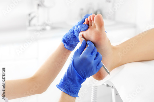 Podiatry. Removing calluses with a scalpel at the beautician. © Robert Przybysz