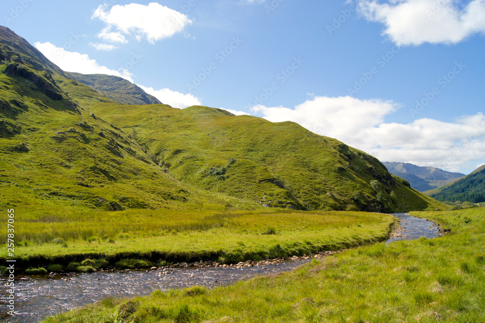 Obraz premium Glen Shiel in Schottland im Sonnenschein