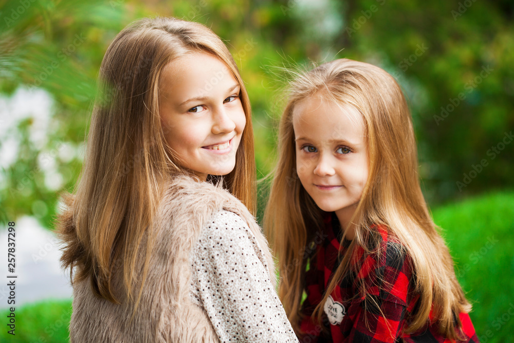 Fototapeta premium Two happy young sisters