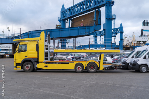 Ein neuer gelber Autotransporter 