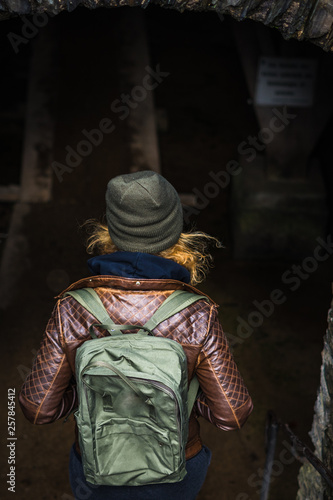 Frau mit Wollmütze und in Lederjacke mit Rucksack