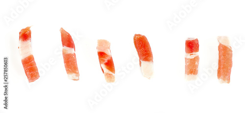 Foto bacon cubes isolated on white background