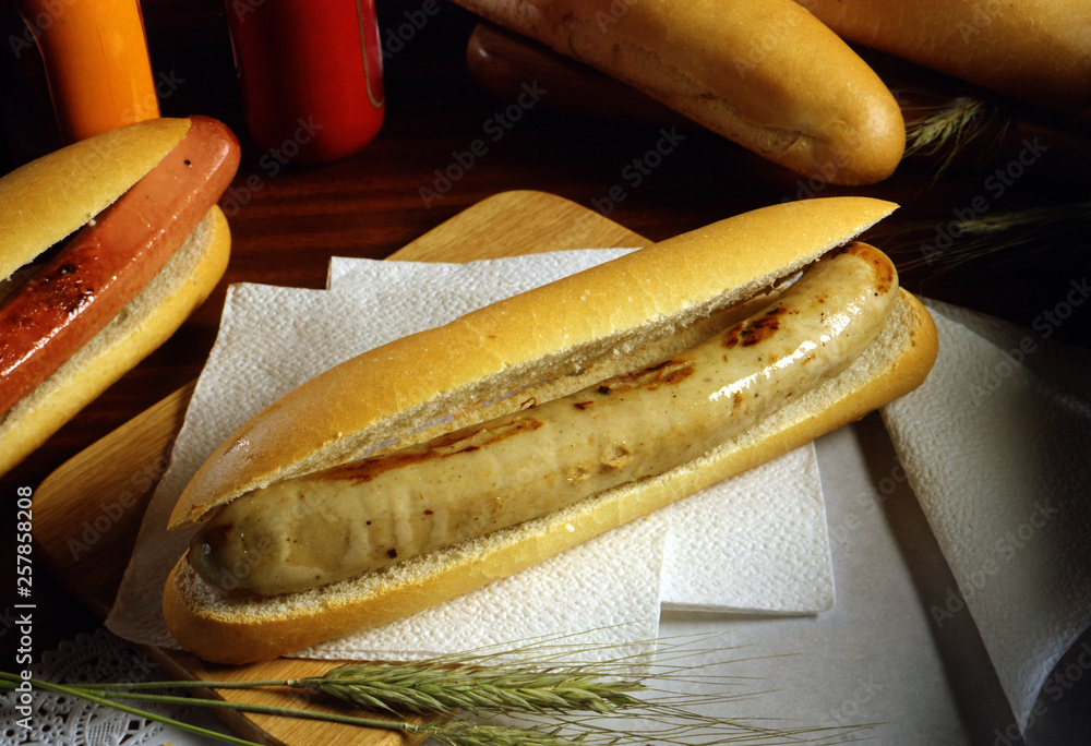 Perrito caliente de una barrita de pan y una salchicha Bratwurst. Stock