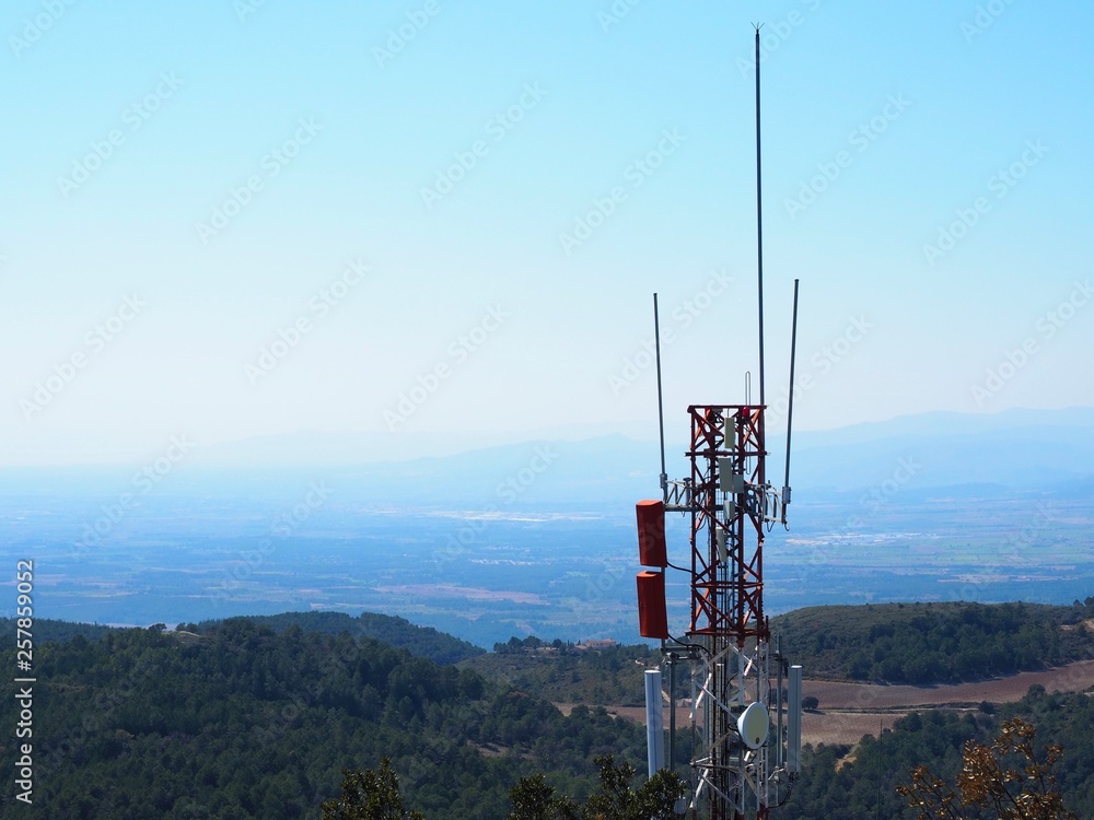 Antenas de radio en la montaña